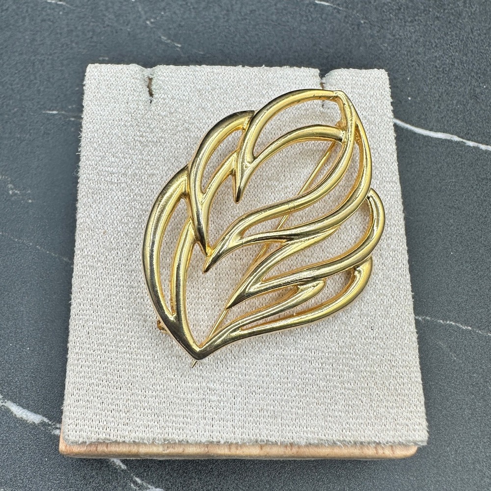 Vintage Gold-Tone Openwork Leaf Fashion Classic Retro Lapel Brooch Pin
